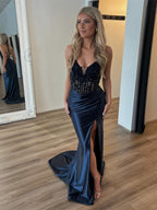 Schwarzes Meerjungfrau Satin Spaghettiträger langes Abschlussballkleid mit Applikationen