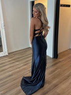 Schwarzes Meerjungfrau Satin Spaghettiträger langes Abschlussballkleid mit Applikationen