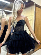 Abito da festa a linea A con spalline sottili, balze in tulle e paillettes