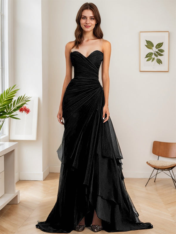 Vestido formal largo marrón oscuro en línea A sin tirantes con escote corazón y capas de gasa