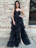Vestido largo de fiesta negro en línea A, sin tirantes, con capas de tul y apliques