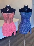 Robe de bal courte moulante sans bretelles avec sequins et perles