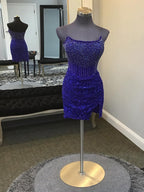 Robe de bal courte moulante sans bretelles avec sequins et perles