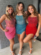 Robe de bal courte moulante sans bretelles avec sequins et perles
