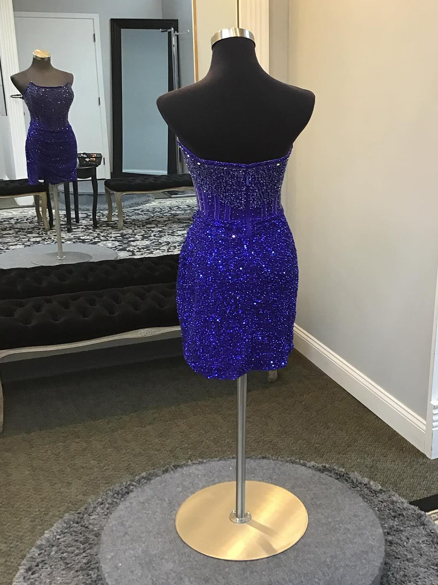 Robe de bal courte moulante sans bretelles avec sequins et perles