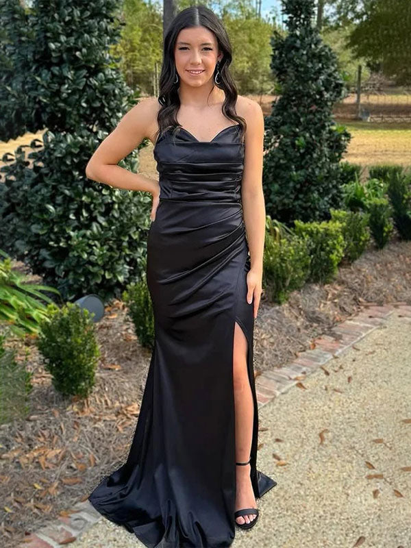 Schwarzes Meerjungfrauen trägerloses V-Ausschnitt Satin plissiertes langes Abschlussballkleid mit Schlitz
