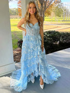 Vestido de fiesta azul línea A sin tirantes con escote en V, apliques y volantes con abertura