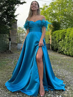 Abito lungo da ballo in raso blu, linea a trapezio, scollatura a cuore e spalle scoperte, con piume