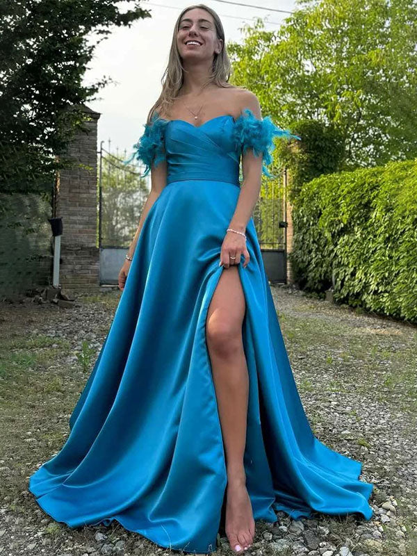 Abito lungo da ballo in raso blu, linea a trapezio, scollatura a cuore e spalle scoperte, con piume