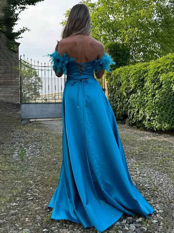 Abito lungo da ballo in raso blu, linea a trapezio, scollatura a cuore e spalle scoperte, con piume