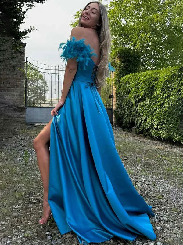 Abito lungo da ballo in raso blu, linea a trapezio, scollatura a cuore e spalle scoperte, con piume