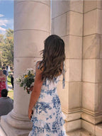 Vestido largo línea A sin tirantes con estampado azul y volantes en capas para fiesta