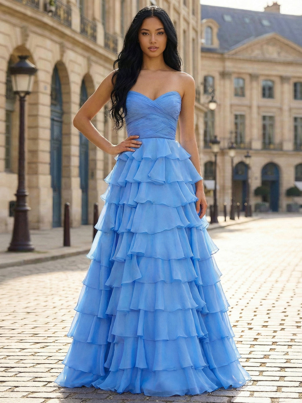 Vestido longo de baile azul evasê tomara que caia com babados em camadas