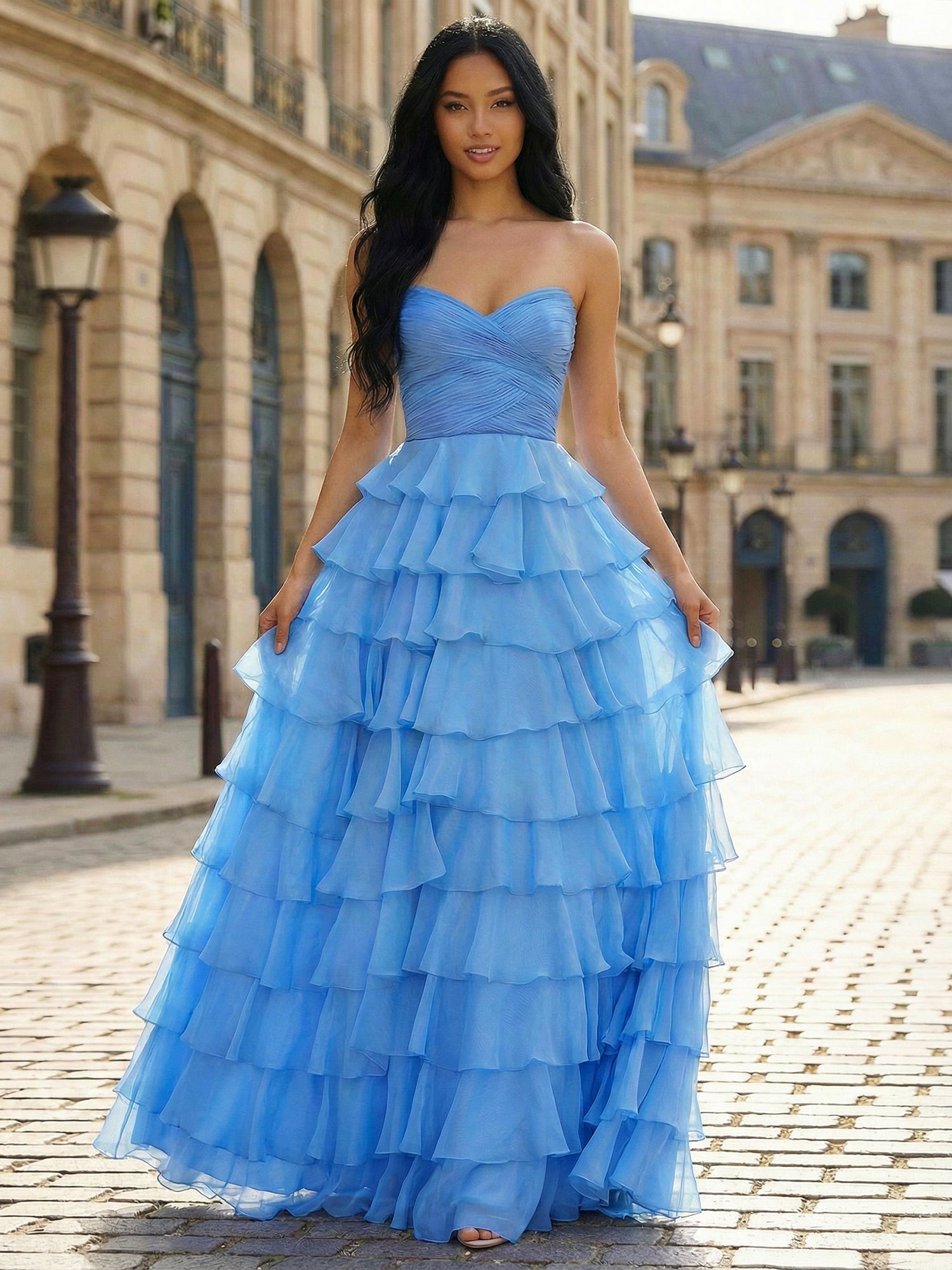 Vestido longo de baile azul evasê tomara que caia com babados em camadas