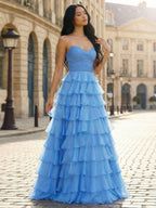 Vestido longo de baile azul evasê tomara que caia com babados em camadas
