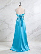 Vestido longo de baile azul cetim com corpete bordado e decote em V em A