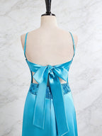 Vestido longo de baile azul cetim com corpete bordado e decote em V em A