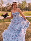 Vestido largo de fiesta línea A azul floral, corsé de tul con volantes