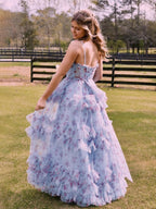 Vestido largo de fiesta línea A azul floral, corsé de tul con volantes