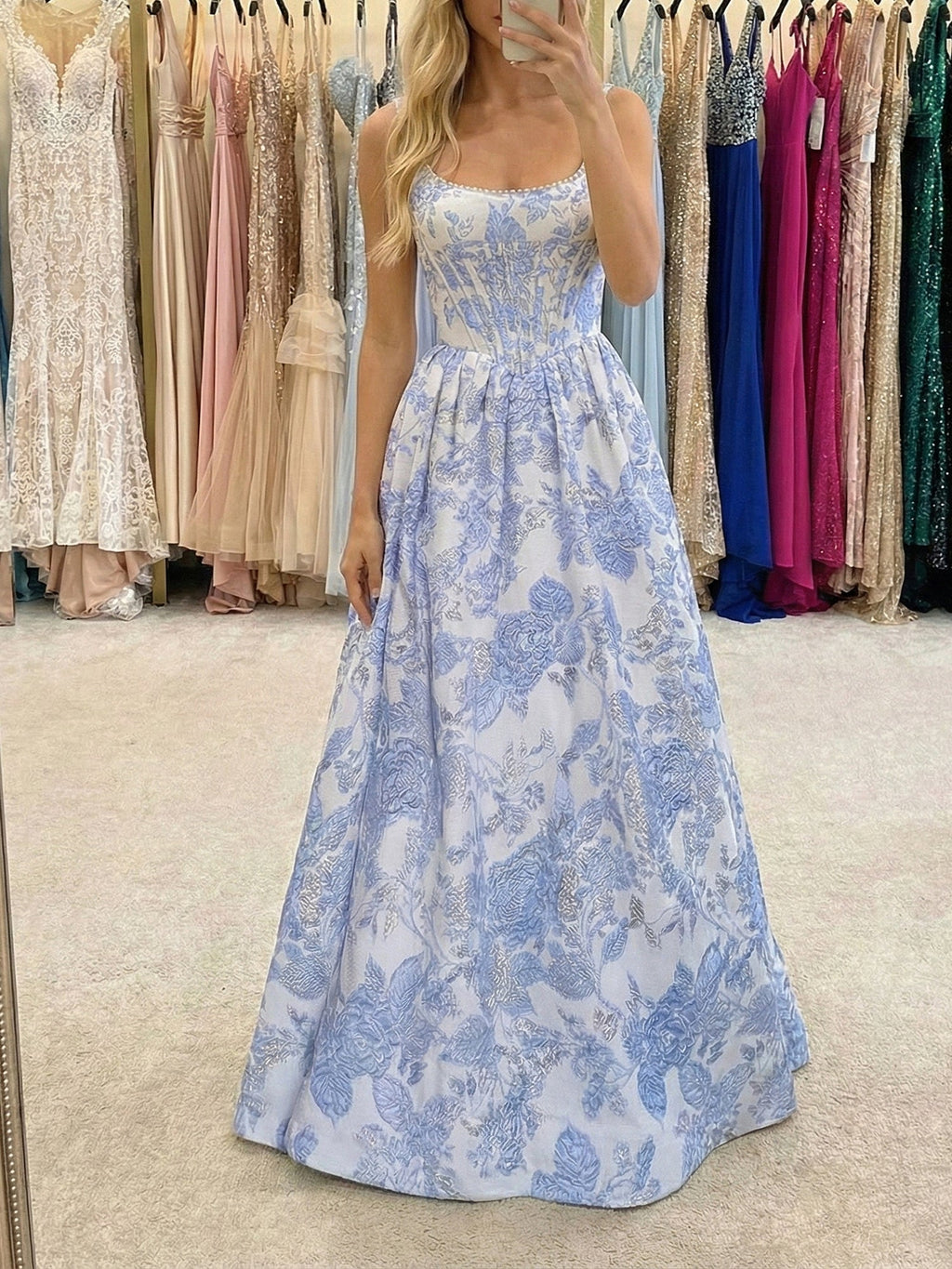 Abito lungo da ballo con corsetto in broccato blu con fiori e perle