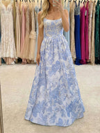 Abito lungo da ballo con corsetto in broccato blu con fiori e perle
