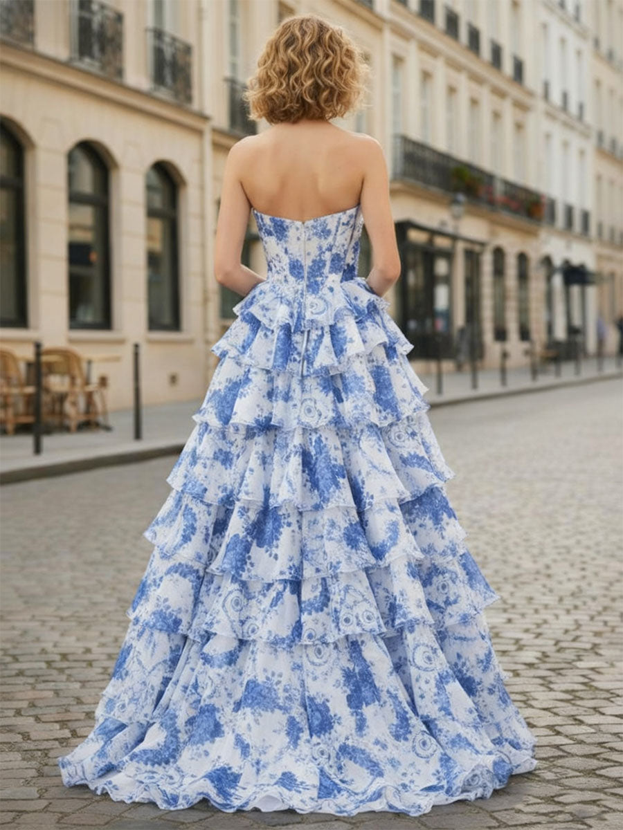Abito da ballo blu floreale senza spalline in chiffon con corsetto e balze, con spacco