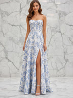 Vestido de fiesta azul floral sin tirantes con corsé y abertura