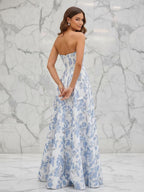 Vestido de fiesta azul floral sin tirantes con corsé y abertura