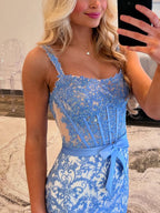Vestido de fiesta azul floral con escote corazón y tirantes de espagueti tipo corsé