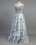 Blaues Blumenmuster gestuftes Rüschendetail Perlenbesetztes Korsett langes Ballkleid mit Schlitz