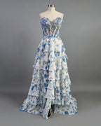 Blaues Blumenmuster gestuftes Rüschendetail Perlenbesetztes Korsett langes Ballkleid mit Schlitz