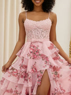 Blaues Blumenmuster, gestufte Rüschen, High-Low Abschlussballkleid mit besticktem Oberteil