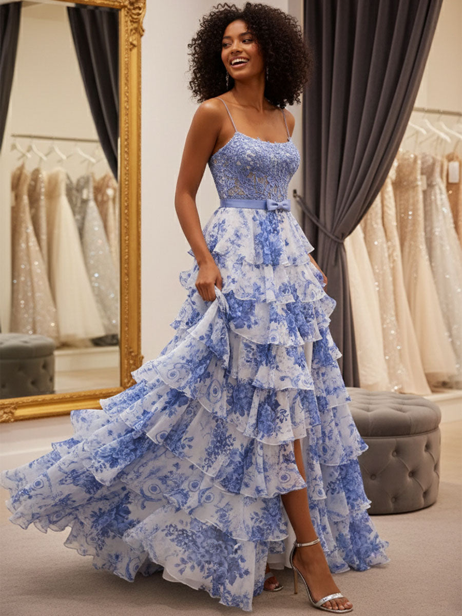 Blaues Blumenmuster, gestufte Rüschen, High-Low Abschlussballkleid mit besticktem Oberteil