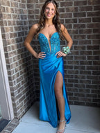 Vestido longo de baile estilo sereia azul com decote profundo e aplicações de lantejoulas