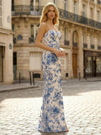 Vestido de fiesta azul con estampado porcelana, tirantes de espagueti, corsé con cuentas y abertura