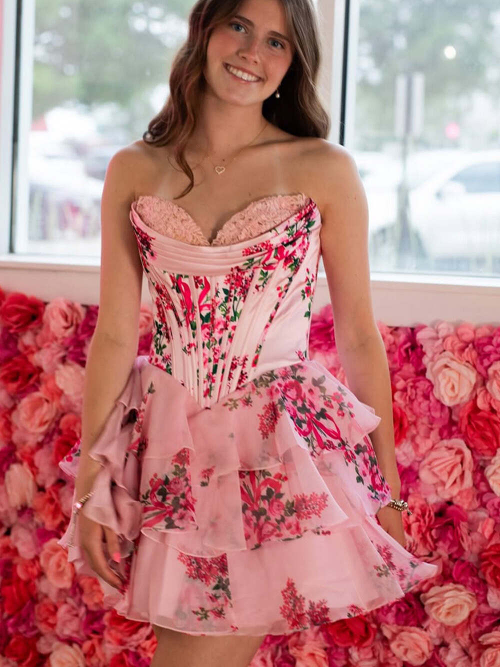 Vestido de baile em linha A com decote coração tomara que caia, aplicações e babados em camadas