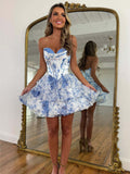 Vestido de baile em linha A com decote coração tomara que caia, aplicações e babados em camadas