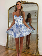 Vestido de baile em linha A com decote coração tomara que caia, aplicações e babados em camadas