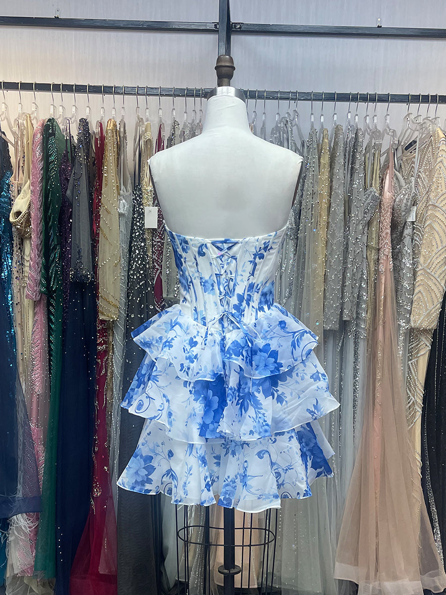 Vestido curto para festa de formatura evasê tomara que caia com decote coração, apliques e camadas