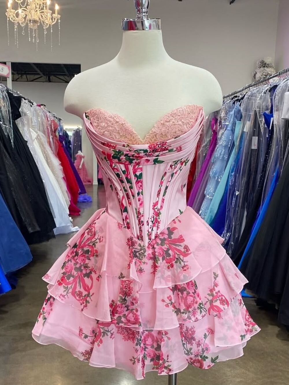 Vestido de baile em linha A com decote coração tomara que caia, aplicações e babados em camadas