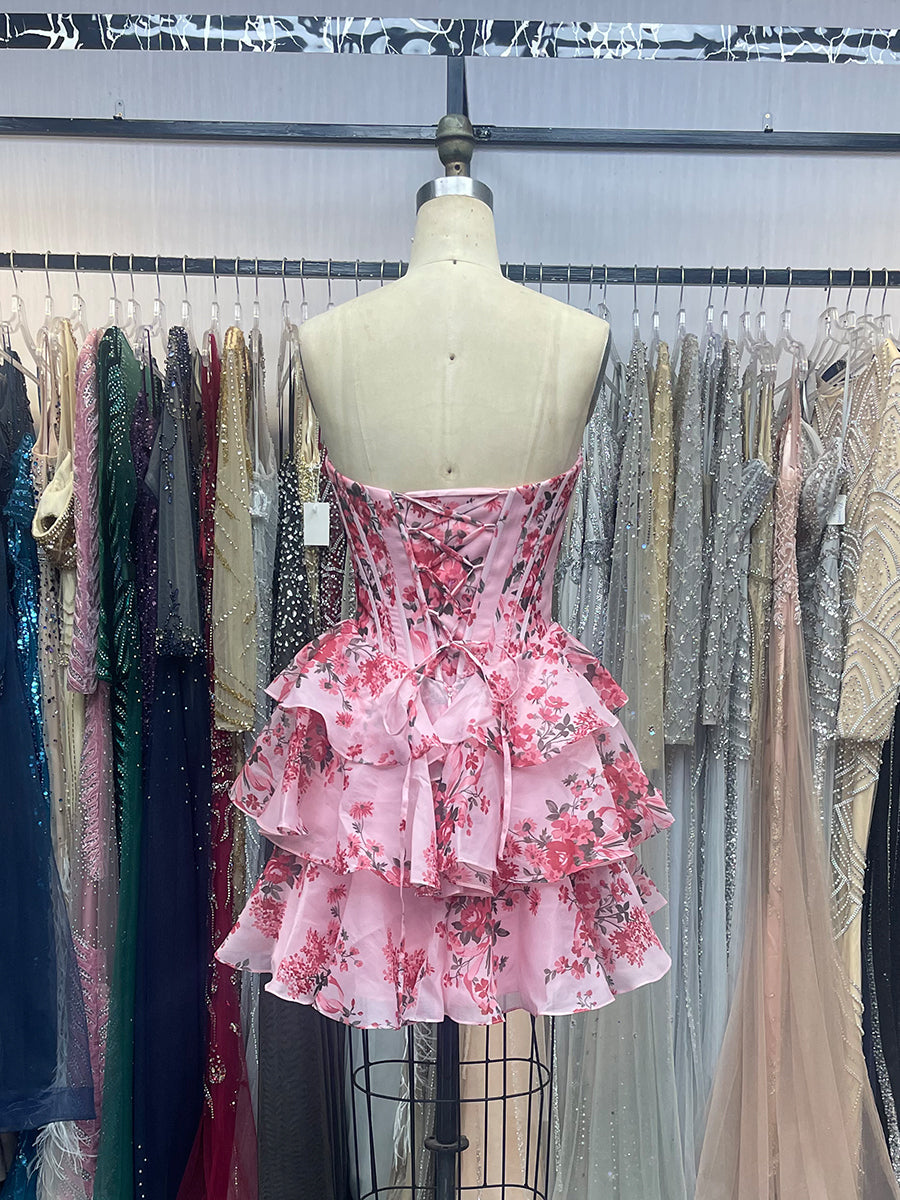 Vestido curto para festa de formatura evasê tomara que caia com decote coração, apliques e camadas