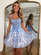 Robe de bal à corset imprimé floral bleu, coupe trapèze avec nœud