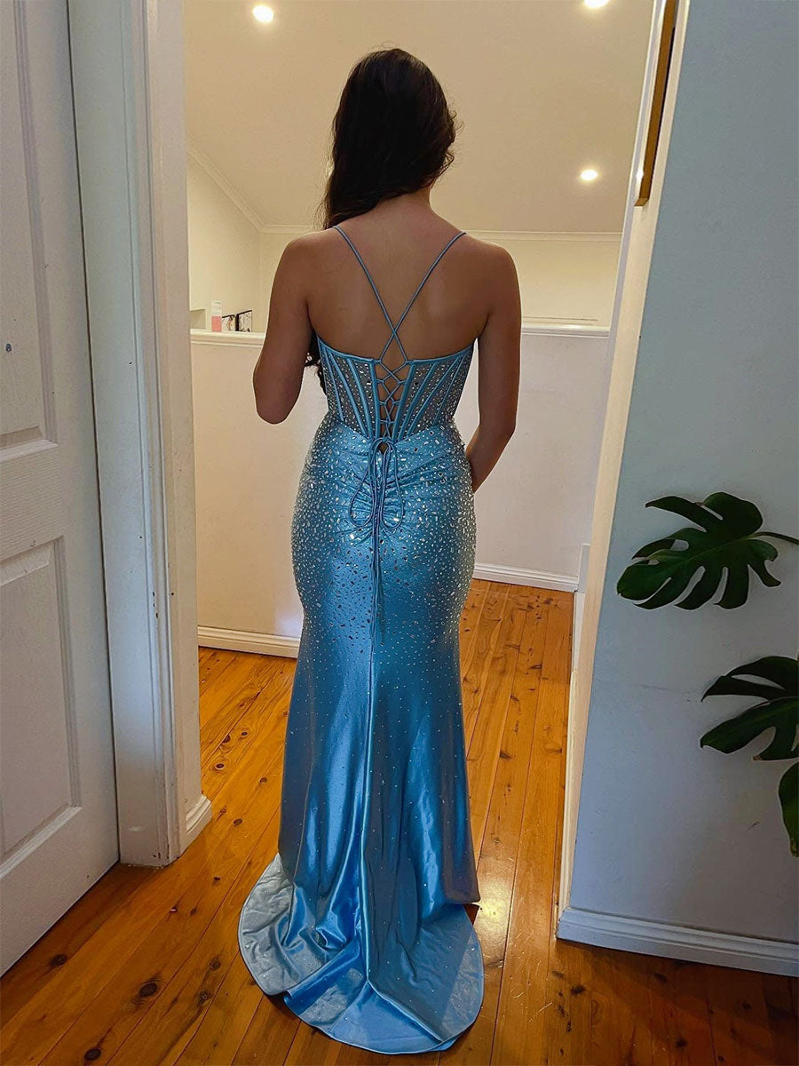 Blaues Korsett-Abendkleid mit Spaghettiträgern und verstreuten Strasssteinen, gedrehte Taille