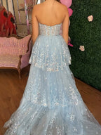 Vestido de baile azul com corpete tomara que caia e lantejoulas com fenda
