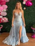 Vestido de baile azul com corpete tomara que caia e lantejoulas com fenda