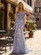 Blaues trägerloses Ballkleid mit Perlenbesatz, Korsett und Raffung, lang