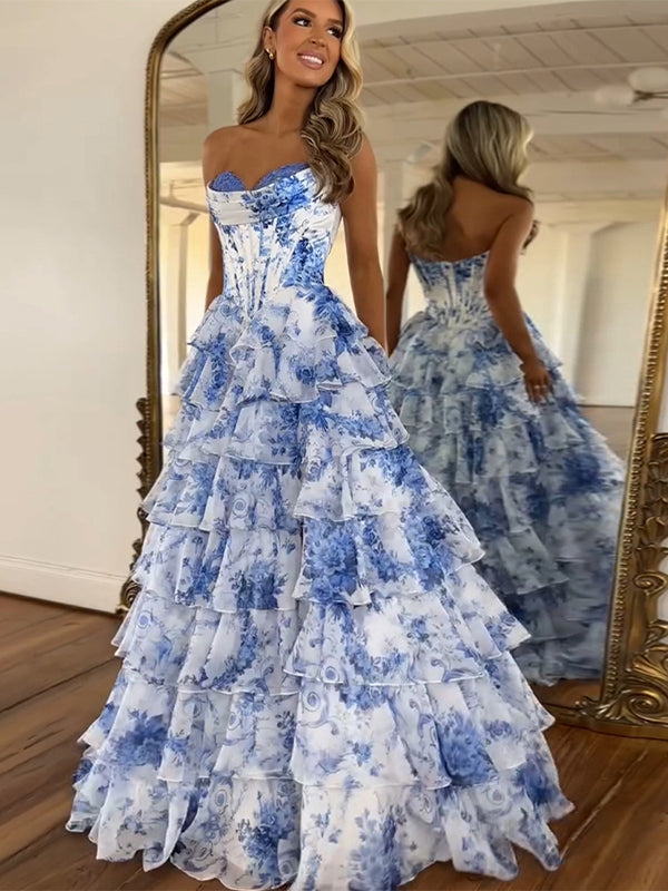 Vestido longo rosa evasê, tomara que caia, decote coração, estampa, camadas de tule com fenda