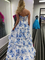 Vestido longo azul estilo evasê, tomara que caia, decote em V e estampa em camadas para formatura