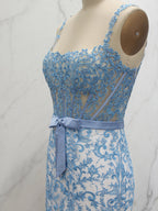 Blaues, florales Meerjungfrauen-Abendkleid mit Sweetheart-Ausschnitt, Spaghettiträgern und Korsett