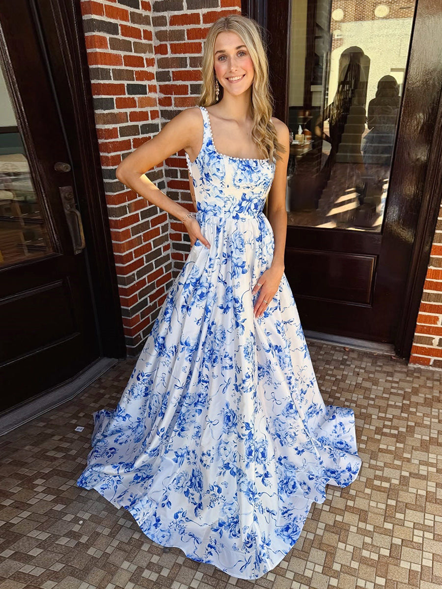 Vestido longo de baile azul com estampa floral em cetim, decote quadrado e corte evasê